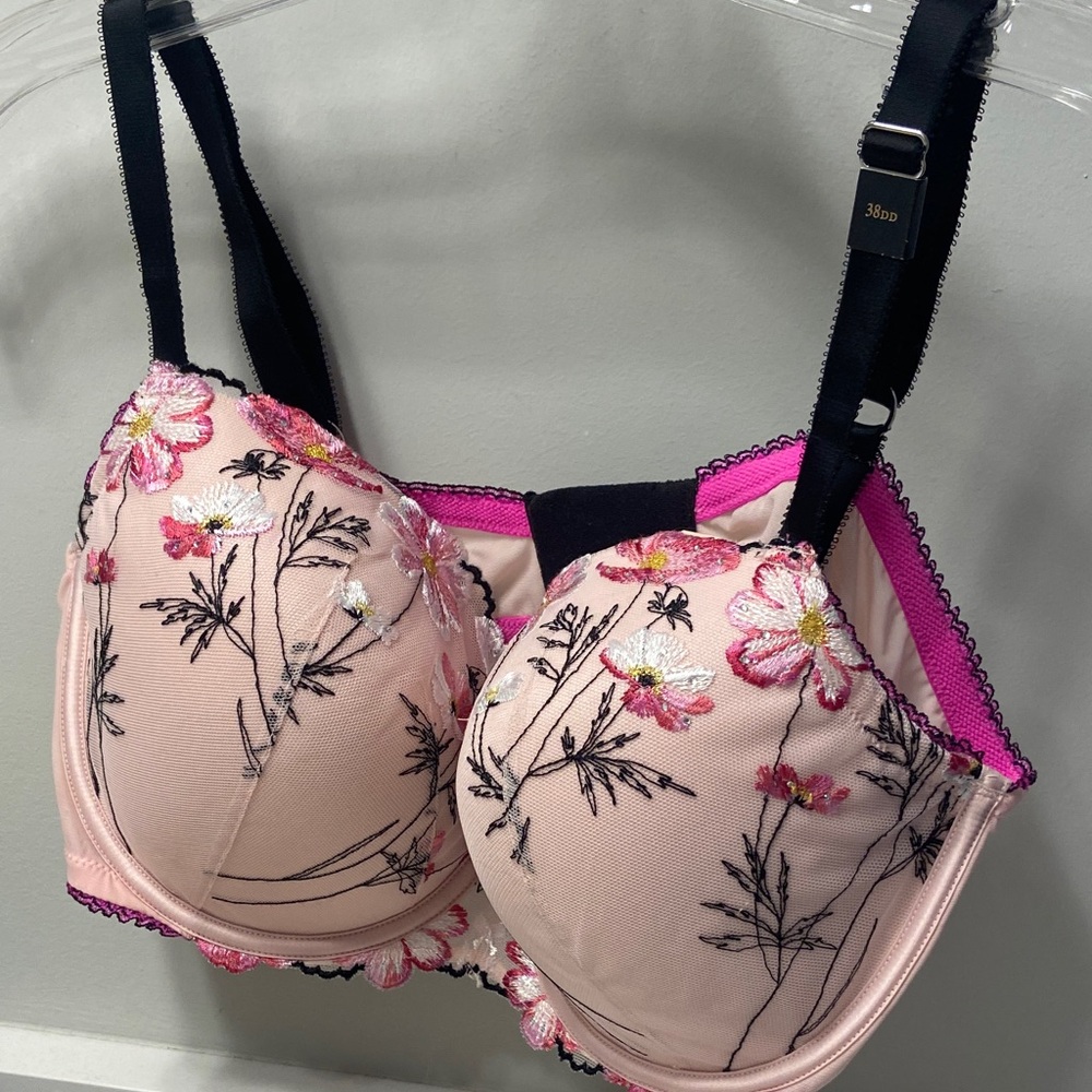 NWT Victoria’s Secret Floral Embroidered Bra 38DD